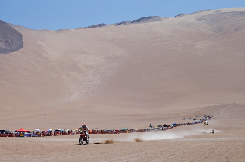 Joan Barreda Bort descends the dunes to the Chilean beach bivouac