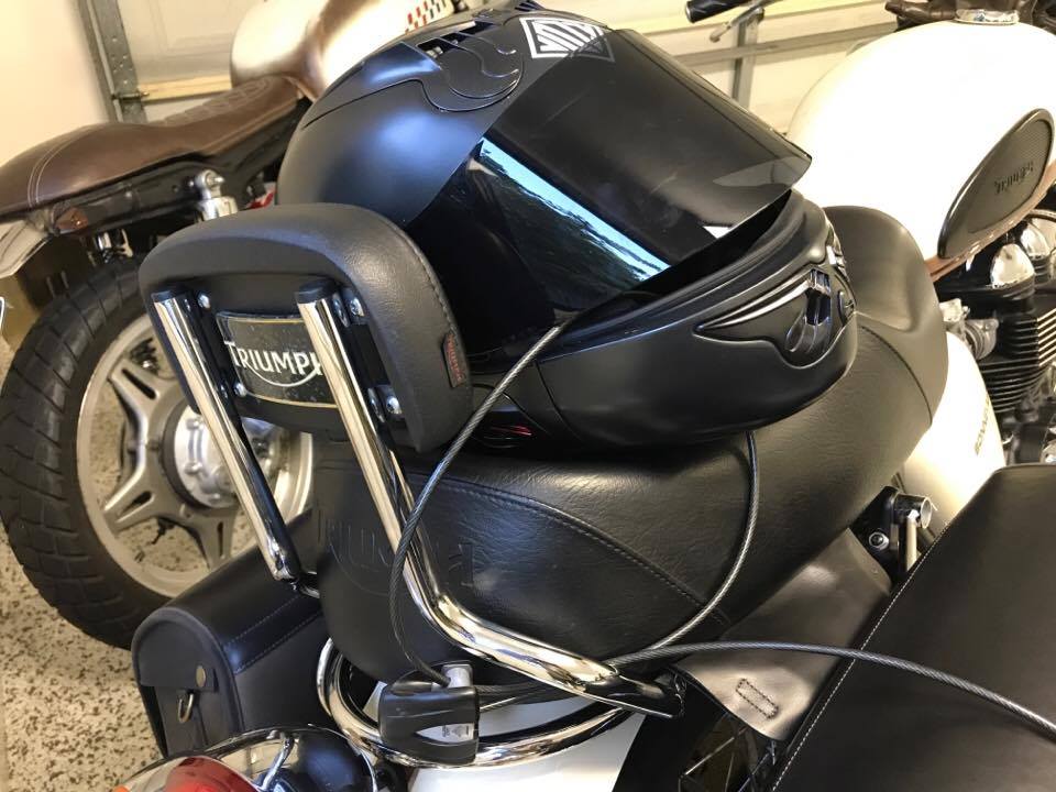 Vozz hjelm sikret med en ledning kabellås skralle