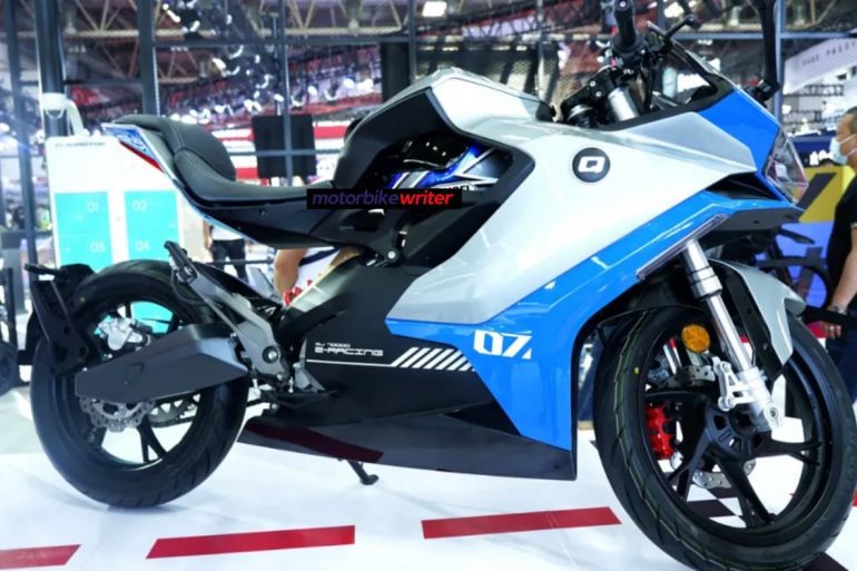 A side view of the early QJ7000D from QJ Motors, at the 2021 Beijing Motor Show